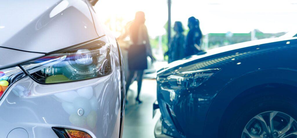 Zwei Luxusfahrzeuge im Autosalon