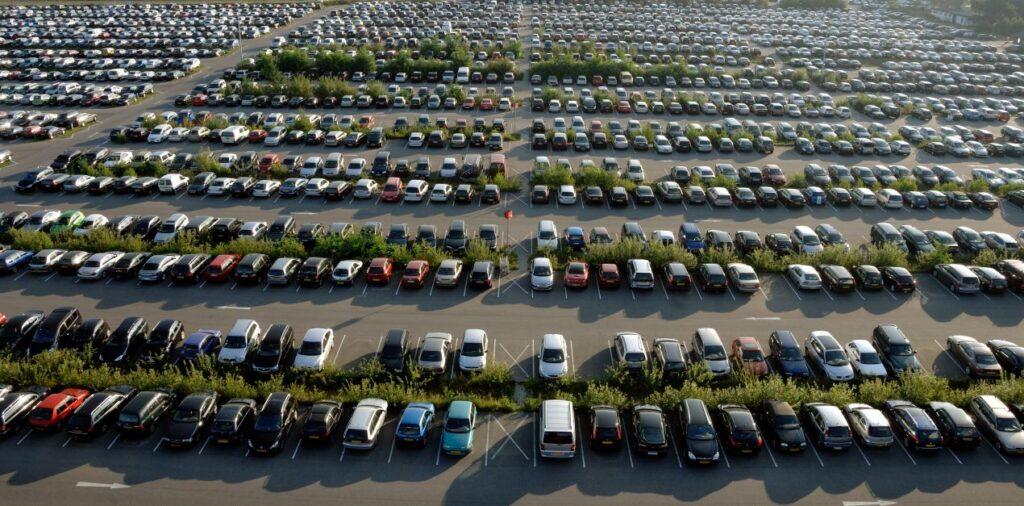 Luftbild eines vollen Flughafenparkplatzes – typische Herausforderung vor Nutzung von Valet Parking Frankfurt