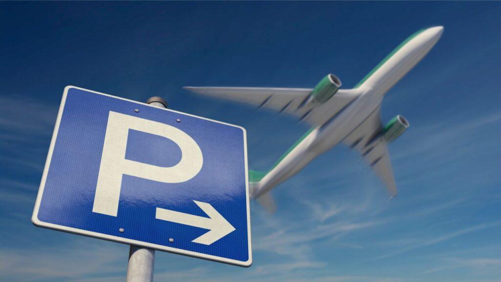 Verkehrsschild mit Parkplatzsymbol und Flugzeug im Hintergrund als Symbol für Valet Parking Frankfurt