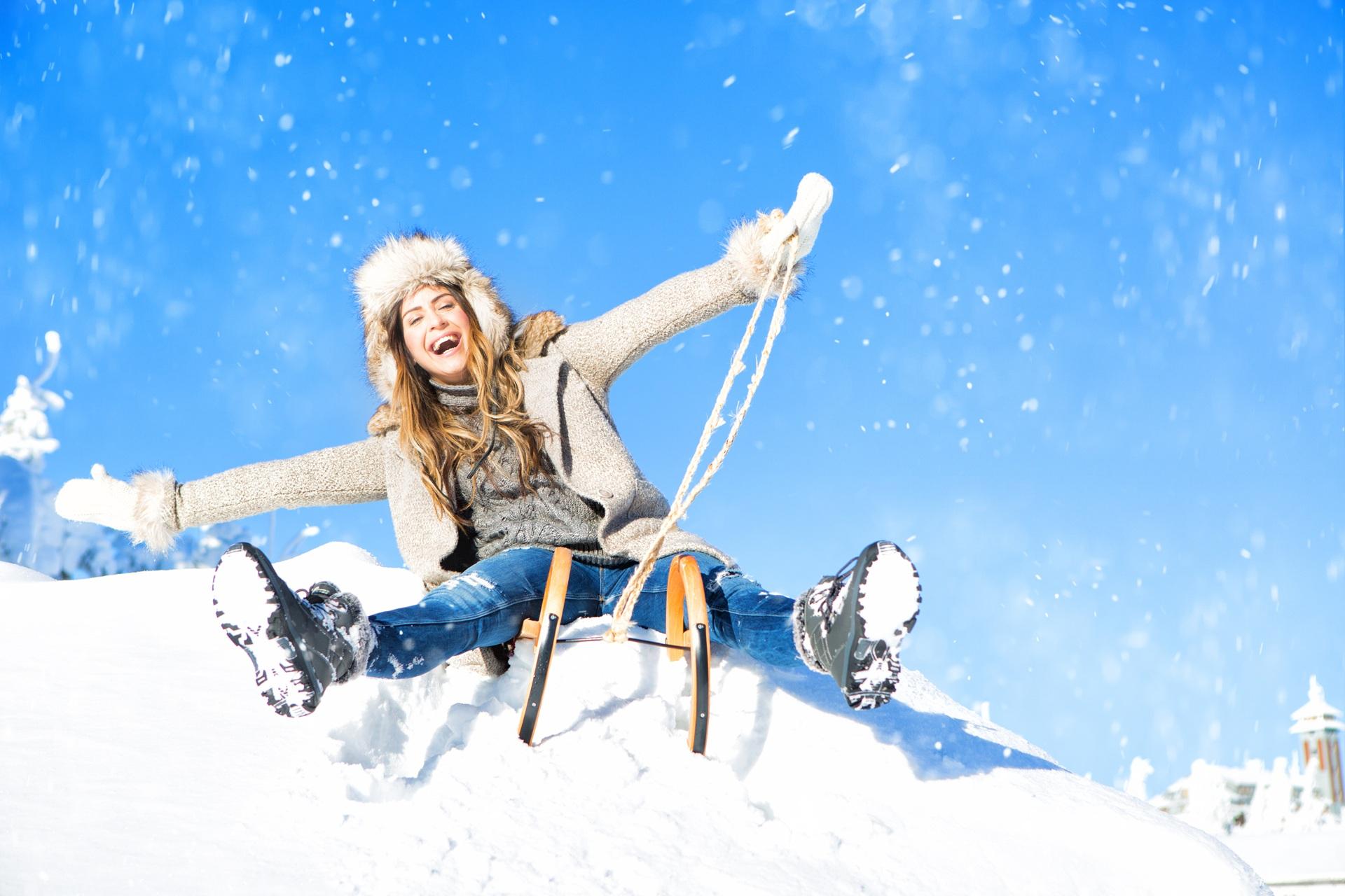 Fröhliche Rodelfahrt im frischen Pulverschnee | Schlittschuhe